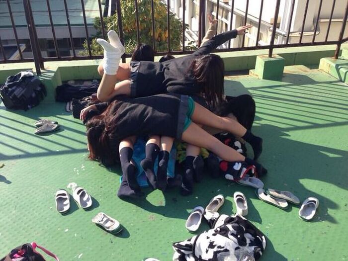 The erotic image of the schoolgirl who plays with friends is cute wwwww 3th image