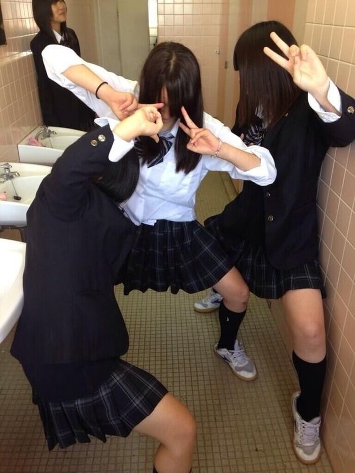 The erotic image of the schoolgirl who plays with friends is cute wwwww 4th image
