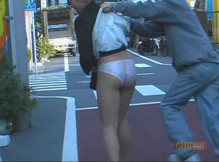 【Skirt turn-over erotic image】 Www that mischided to poke the surprise of the waiting woman and roll up the skirt 24th image