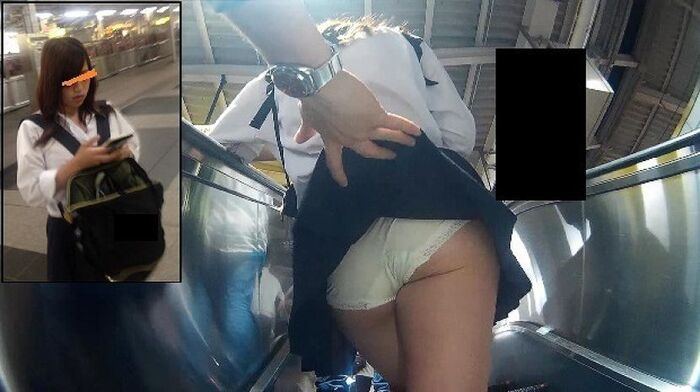 【Skirt turn-over erotic image】 Www that mischided to poke the surprise of the waiting woman and roll up the skirt 31th image