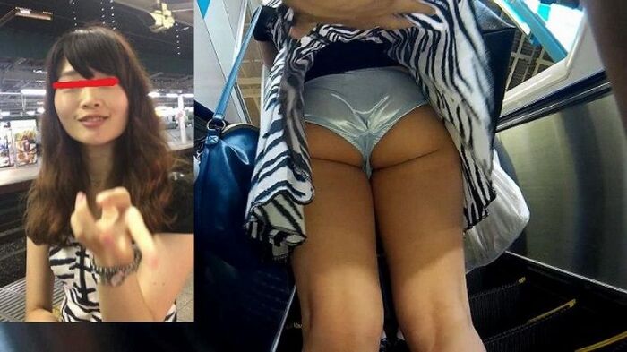 【Skirt turn-over erotic image】 Www that mischided to poke the surprise of the waiting woman and roll up the skirt 33th image