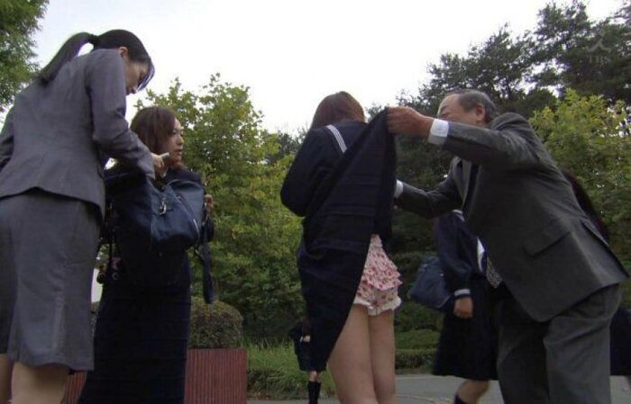 【Skirt turn-over erotic image】 Www that mischided to poke the surprise of the waiting woman and roll up the skirt 43th image
