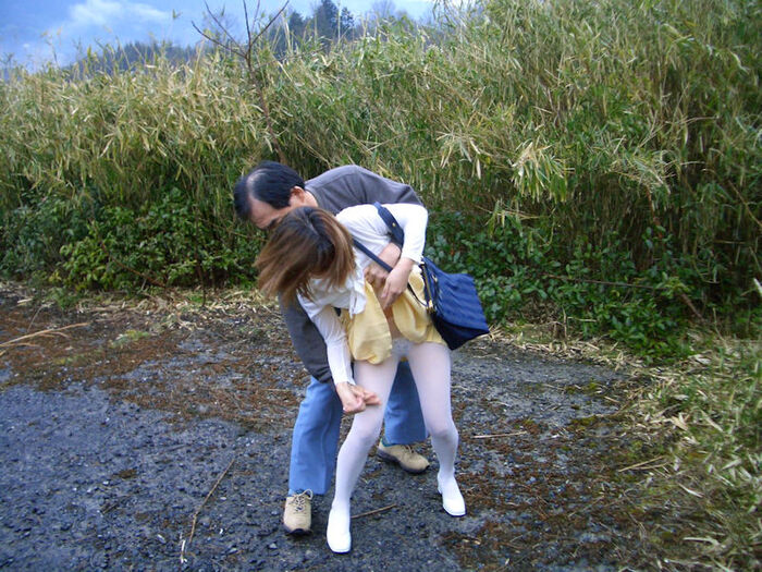 【Skirt turn-over erotic image】 Www that mischided to poke the surprise of the waiting woman and roll up the skirt 45th image