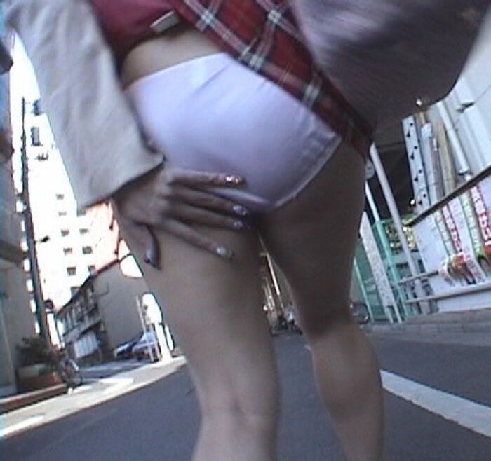 【Skirt turn-over erotic image】 Www that mischided to poke the surprise of the waiting woman and roll up the skirt 65th image