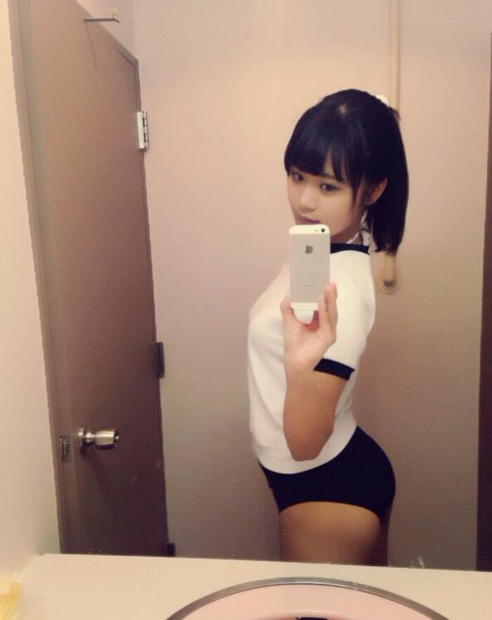 Brumaero image Dosukebe daughter who wears a bloomer closely attached to the lower body and takes a selfie and masturbates! 13th image