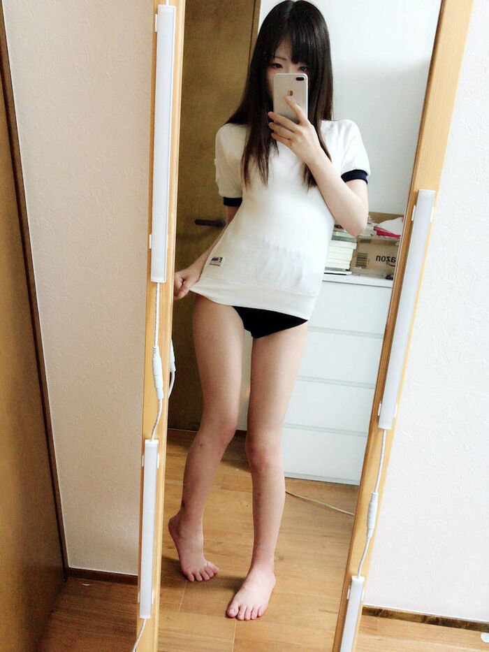 Brumaero image Dosukebe daughter who wears a bloomer closely attached to the lower body and takes a selfie and masturbates! 36th image