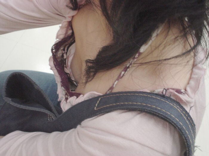 Chest Chilla Voyeur Erotic Image A decisive moment when the of an amateur girl who is careless looked chilly www the valley of the amateur sister's are full www 11th image