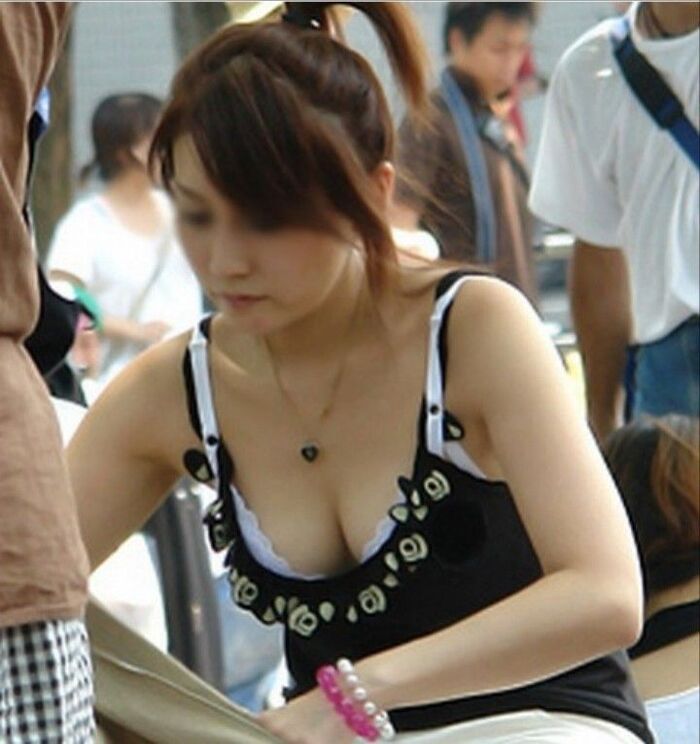 Chest Chilla Voyeur Erotic Image A decisive moment when the of an amateur girl who is careless looked chilly www the valley of the amateur sister's are full www 18th image