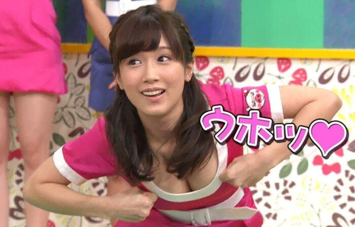 [Chest cap image] talents who try to show off erotic cleavage and raise the audience rating w 24th image