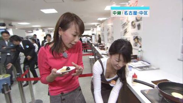 【Chest chirp image】 Talents who earn viewership by showing off a little cleavage w 4th image