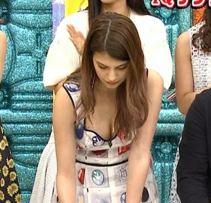 【Chest chirp image】 Talents who earn viewership by showing off a little cleavage w 9th image