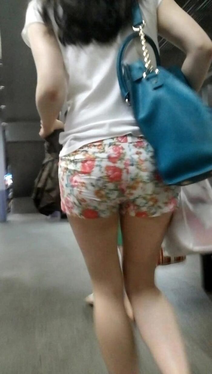 The reaction of the dick is an erotic image of the buttocks and lower body of amateur gals in the honest Korean town 24th image