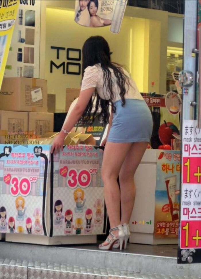The reaction of the dick is an erotic image of the buttocks and lower body of amateur gals in the honest Korean town 8th image