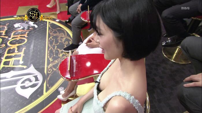 【Chest chirp image】 Will the viewership go up at the moment when you bend forward and the chest flickers? w 6th image