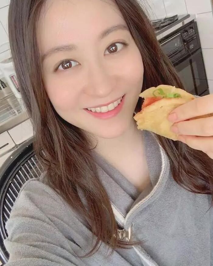 Former NMB48 Kaminishi Megumi revived for the first time in two years, showing off appeal appearance in water writing www 7th image