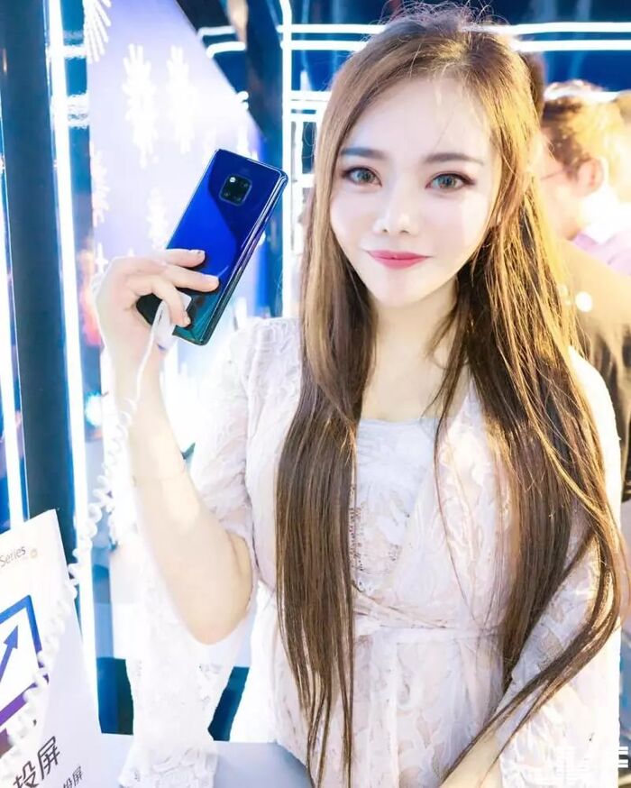 無雙樂團正sister 莙莙 除了彈奏樂器外加碼送嫩milk! 4th image