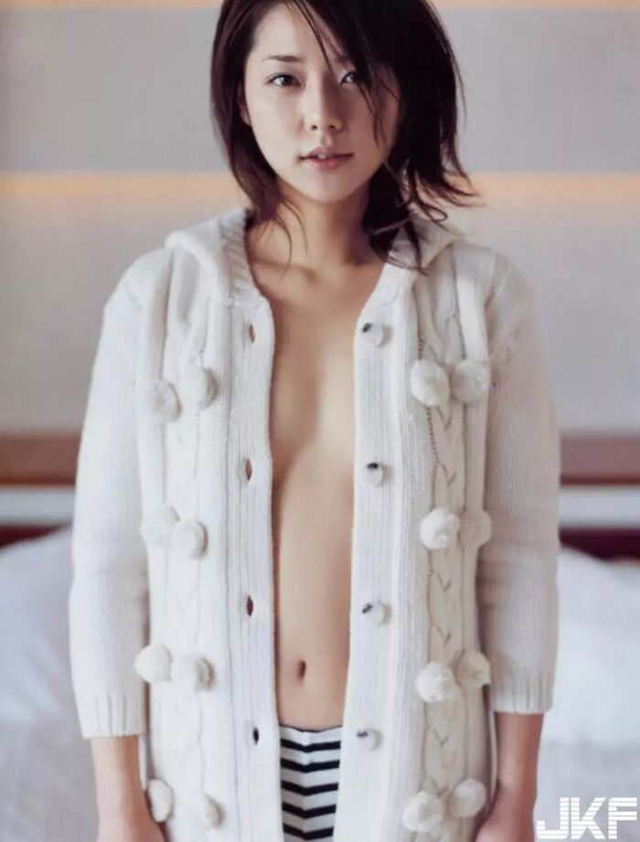 Miho Yoshioka Yoshioka Mineka Shoulder Bare Back Taste Man species 14th image