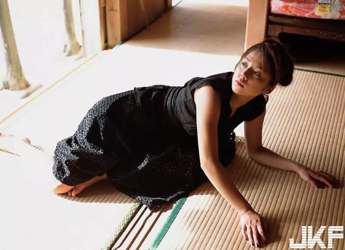 Miho Yoshioka Yoshioka Mineka Shoulder Bare Back Taste Man species 8th image